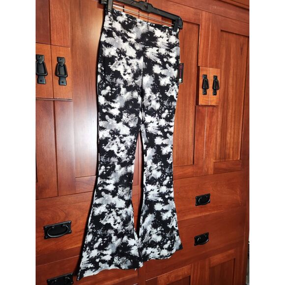 No Boundaries Women Black & White Tie Dye Flared Pants Elastic Waist Size M NWT! - Picture 3 of 7